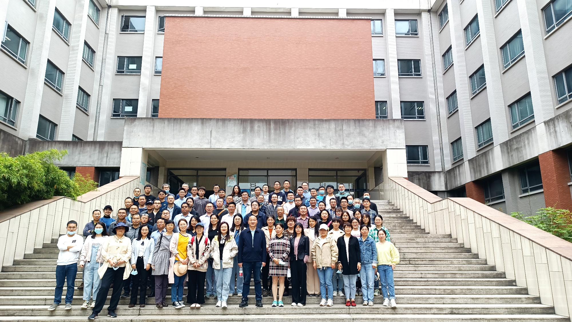 信息工程学院教工博雅楼合影